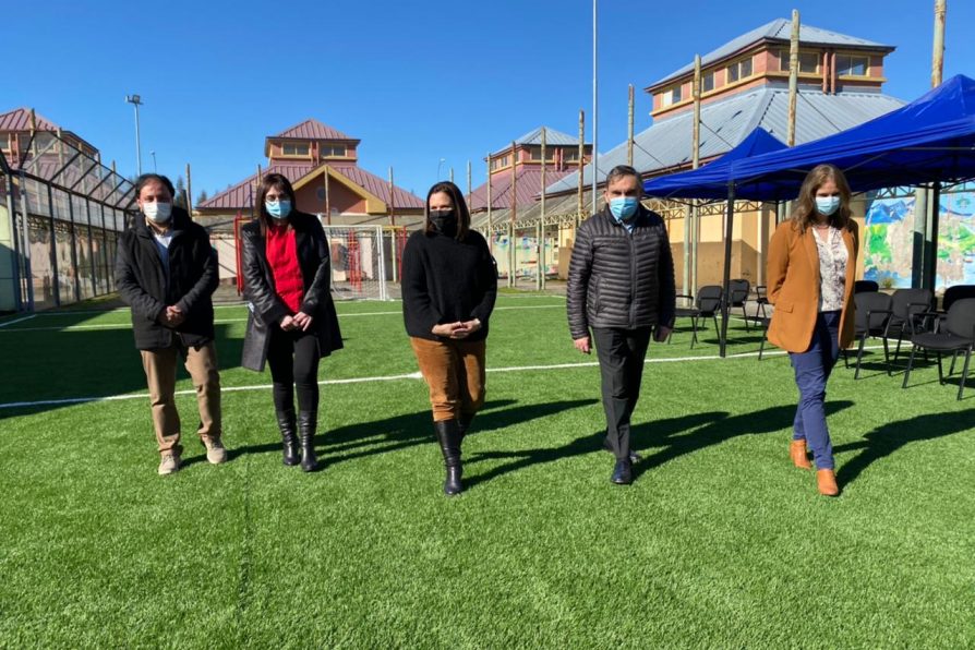 DELEGADO PRESIDENCIAL Y DIRECTORA NACIONAL (S) DE SENAME INAUGURAN ENFERMERÍA Y CANCHA DE PASTO SINTÉTICO