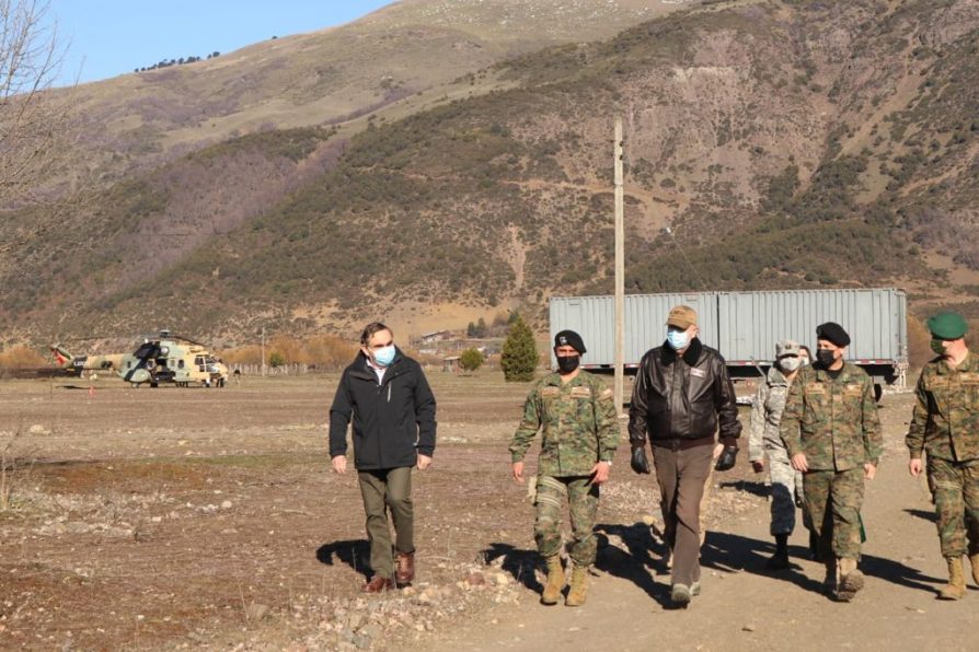 MINISTRO DE DEFENSA VISITA LONQUIMAY PARA VERIFICAR EL TRABAJO DEL EJÉRCITO EN LA ZONA CORDILLERANA DE LA ARAUCANÍA