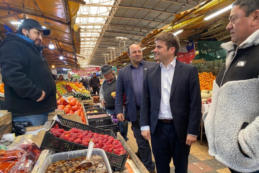 DELEGADO MONTALVA RECORRE FERIA PINTO SALUDANDO A LOCATARIOS EN EL DÍA DEL FERIANTE