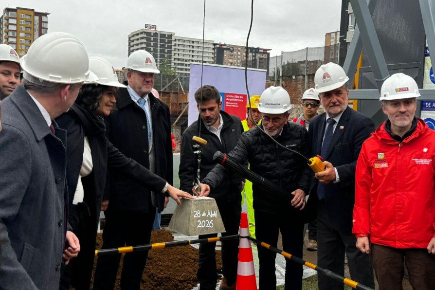 Autoridades instalan primera piedra para futura Biblioteca Regional