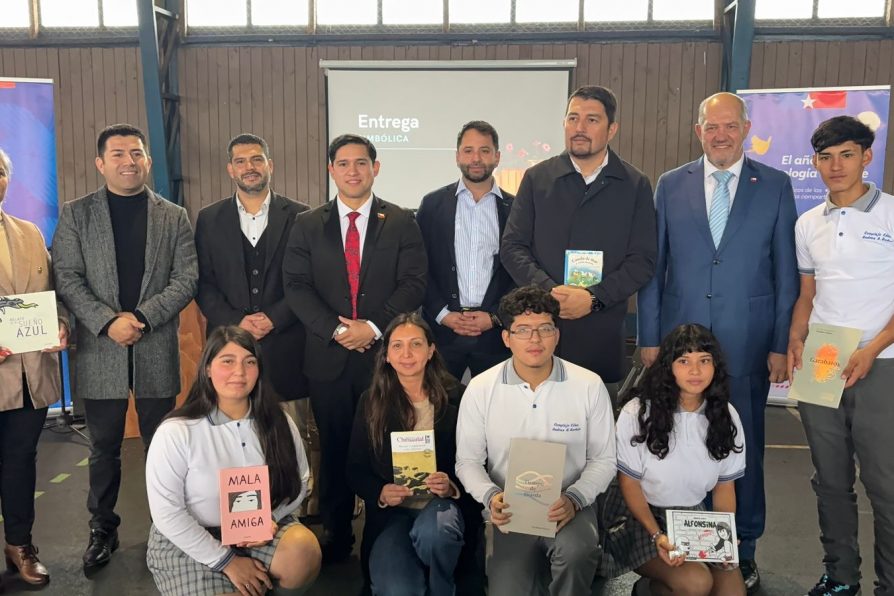 Con 200 nuevos libros, Gobierno impulsa recuperación de la biblioteca del Liceo Bicentenario de Gorbea tras incendio